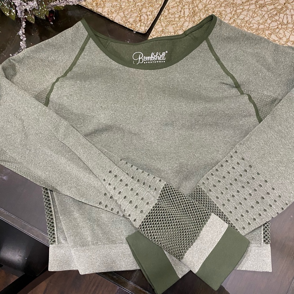 Long sleeve crop top